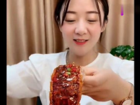 小姐姐吃红油皮皮虾吗,小姐姐的美食诱惑之旅