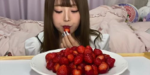 小姐姐吃一盘子草莓视频,小姐姐一盘子尽享甜蜜时光