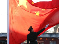 小姐姐拿五星红旗跳舞,小姐姐展现爱国风采