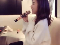 短发小姐姐唱胆小鬼的歌,勇敢心声触动人心